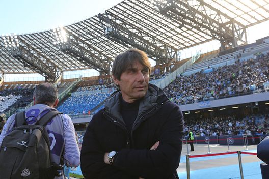 L'allenatore italiano del Napoli Antonio Conte guarda prima della partita di calcio di Serie A italiana tra Napoli e Fiorentina allo stadio Diego Armando Maradona di Napoli Stadio Maradona: il Comune accellera sul terzo anello- immagine 3