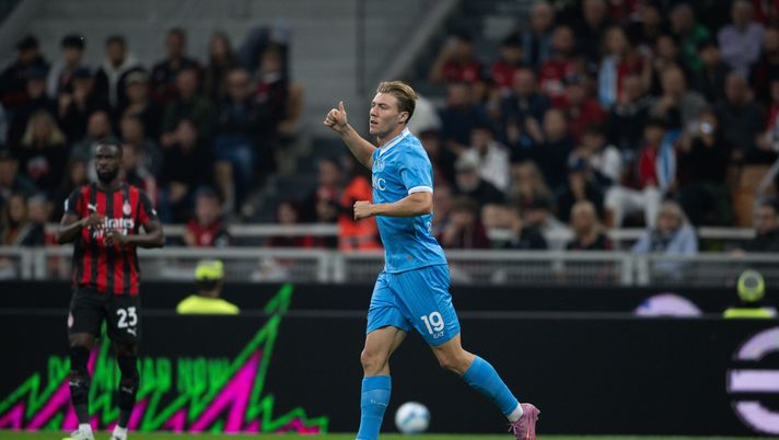MILAN, ITALY - SEPTEMBER 28: Rasmus Hojlund in action during the Serie A match between AC Milan and SSC Napoli at Giuseppe Meazza Stadium on September 28, 2025 in Milan, Italy. (Photo by SSC NAPOLI via Getty Images) “Finisce nelle grinfie di Gabbia e non ne esce”, serata no per Hojlund: i voti - immagine 1