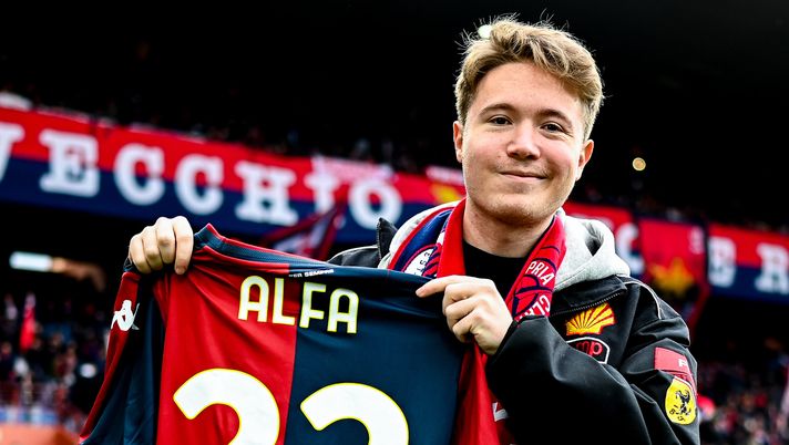 GENOA, ITALY - DECEMBER 7: Singer Alfa shows a personalized Genoa shirt prior to kick-off in the Serie A match between Genoa and Torino at Stadio Luigi Ferraris on December 7, 2024 in Genoa, Italy. (Photo by Simone Arveda/Getty Images)  Power Hits Estate, vince Alfa con la sua “A me mi piace”: tutti i risultati - immagine 1