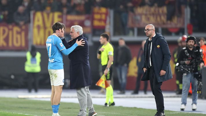 Roma-Napoli, battibecco tra Kvara e Mourinho a fine 1° tempo: ecco cosa si sono detti - immagine 1