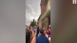 VIDEO Inter, matrimonio Correa: la compagna di Dybala riprende il lancio del riso