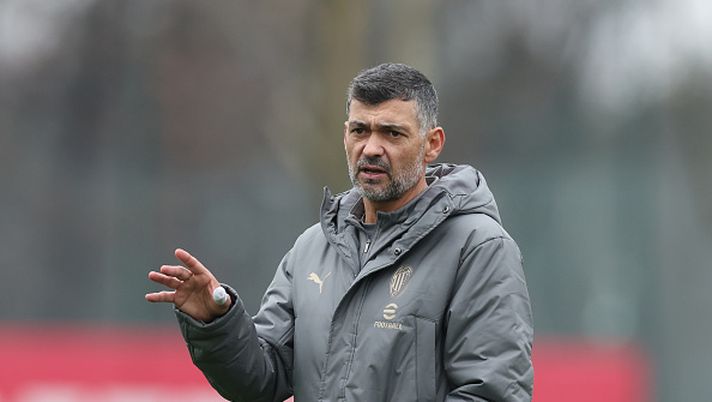 CAIRATE, ITALY - JANUARY 09: Head coach AC Milan Sergio Conceicao looks on during AC Milan training session at Milanello on January 09, 2025 in Cairate, Italy. (Photo by Claudio Villa/AC Milan via Getty Images)  Pippo Pancaro: “Sergio ha conquistato subito i tifosi del Milan” - immagine 1