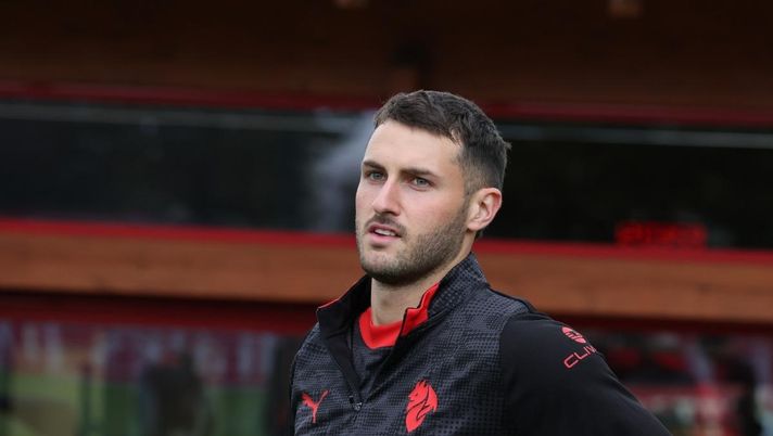 Santiago Giménez (attaccante AC Milan), qui durante una seduta di allenamento con i rossoneri a Milanello | Milan News (Getty Images) Allegri difende Giménez: 'È bravo. I gol li ha sempre fatti e li farà anche nel Milan'