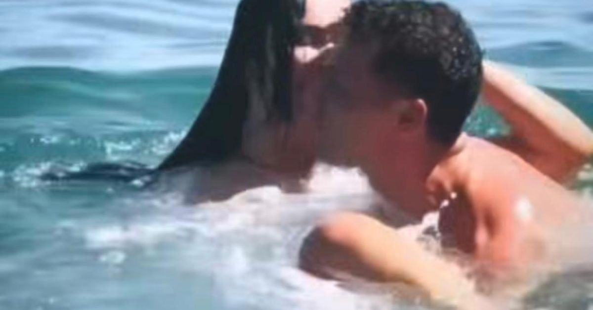 VIDEO / Nozze da sogno per Pavard e Kleofina: il tuffo romantico in mare il giorno dopo