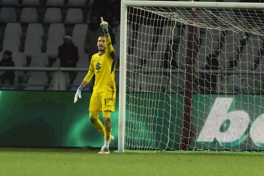 TURIN, ITALY - DECEMBER 13: Alberto Paleari of Torino FC in action during the Serie A match between Torino FC and US Cremonese at Stadio Olimpico Grande Torino on December 13, 2025 in Turin, Italy. (Photo by Stefano Guidi - Torino FC/Torino FC 1906 via Getty Images) Torino-Cremonese 1-0, Paleari: “Vagnati? L’abbiamo scoperto dai social…”- immagine 2