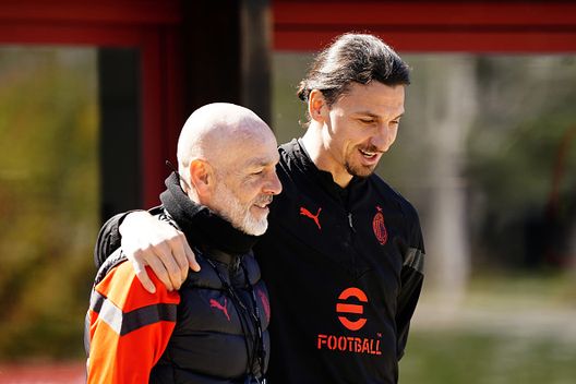Stefano Pioli e Ibra nel marzo 2023 a Milanello quella-volta-che-a-pioli-venne-rinnovato-il-contratto-con-ibra-ancora-in-attesa