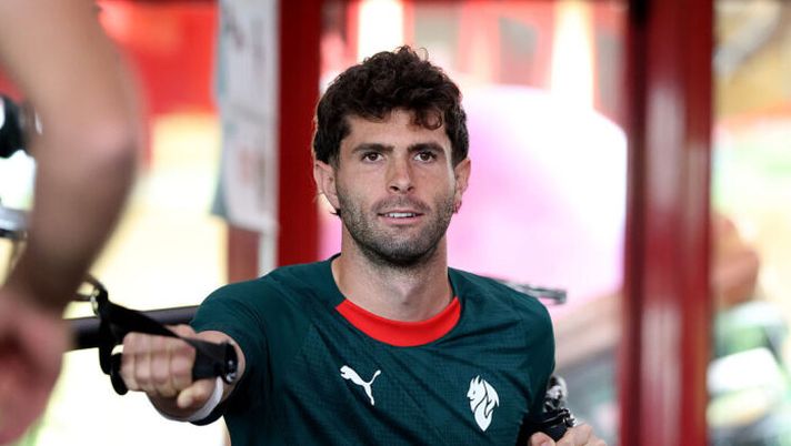CAIRATE, ITALY - MAY 20: Christian Pulisic of AC Milan looks on during AC Milan training session at Milanello on May 20, 2026 in Cairate, Italy. (Photo by Claudio Villa/AC Milan via Getty Images) NEWS – Pulisic, Modric, Bastoni, Jashari, Baldanzi, Vlahovic, Ederson, Gilmour, Holm, Vergara: le novità - immagine 1