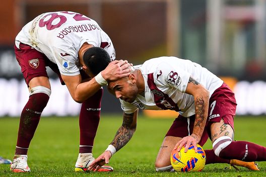 GENOA, ITALY - JANUARY 15: Rolando Mandragora of Torino (L) comforts Simone Zaza during the Serie A match between UC Sampdoria and Torino FC at Stadio Luigi Ferraris on January 15, 2022 in Genoa, Italy. (Photo by Getty Images) ToroPreview, verso Torino-Sassuolo: “Giusto parlare di Europa?”- immagine 2