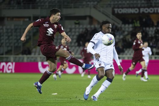 TURIN, ITALY - FEBRUARY 15: Giovanni Simeone of Torino FC in action during the Serie A match between Torino FC and Bologna FC 1909 at Stadio Olimpico di Torino on February 15, 2026 in Turin, Italy. (Photo by Stefano Guidi - Torino FC/Torino FC 1906 via Getty Images)