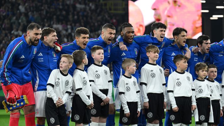 I bambini accompagnati reagiscono mentre i giocatori dell'Italia intonano l'inno nazionale prima della partita di ritorno dei quarti di finale di UEFA Nations League tra Germania e Italia allo stadio di calcio di Dortmund, il 23 marzo 2025 a Dortmund, Germania. (Foto di Stuart Franklin/Getty Images) Italia per il Mondiale