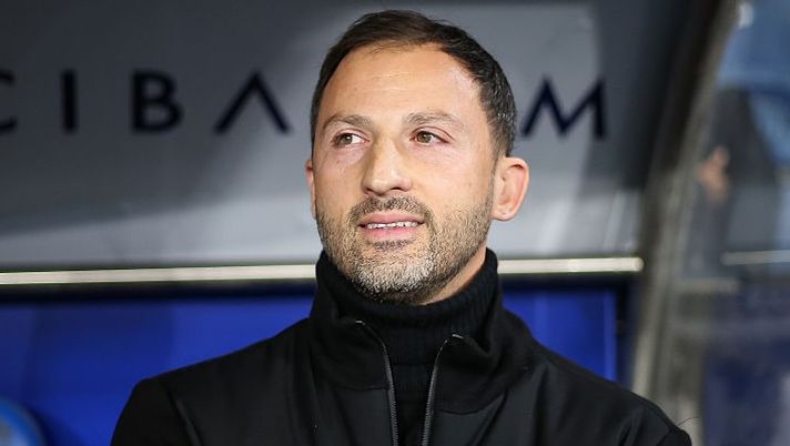 ISTANBUL, TURKEY - DECEMBER 6: Head coach Domenico Tedesco of Fenerbahce looks on during the Trendyol Süper Lig match between Rams Basaksehir FK and Fenerbahce SK at Basaksehir Fatih Terim Stadyumu on December 6, 2025 in Istanbul, Turkey. (Photo by Ahmad Mora/Getty Images) Domenico Tedesco può allenare in Italia: è in pole per una panchina di Serie A - immagine 1