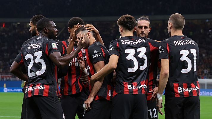 MILAN, ITALY - SEPTEMBER 23: Santiago Gimenez of AC Milan celebrates with team mates after scoring to give the side a 1-0 lead during the Coppa Italia Frecciarossa Round of 16 match between AC Milan and US Lecce at Giuseppe Meazza Stadium on September 23, 2025 in Milan, Italy. (Photo by Jonathan Moscrop/Getty Images) milan-napoli-san-siro-serie-a-quinta-giornata-diretta-live-dazn-risultato-gol-probabili-formazioni-ufficiali-interviste-dichiarazioni-news