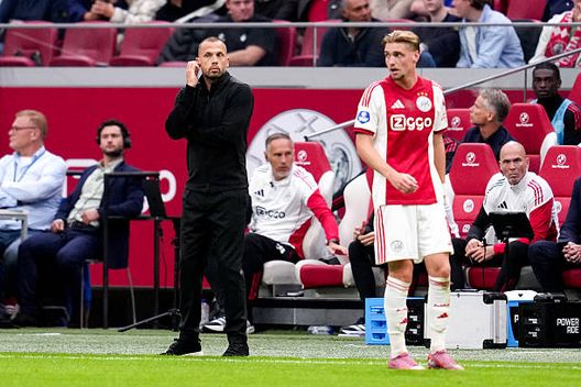 John Heitinga sulla panchina dell'Ajax. (Photo by Patrick Goosen/BSR Agency/Getty Images) Champions League, Ajax-Inter: ecco come andrà a finire secondo ChatGPT- immagine 3
