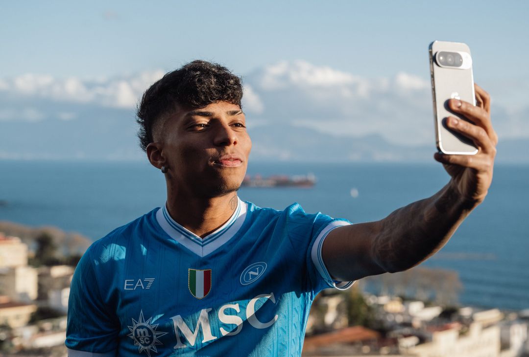 Dopo una lunga trattativa, Alisson Santos è diventato un nuovo giocatore del Napoli. L'esterno brasiliano, proveniente dallo Sporting, ha firmato il suo contratto in azzurro in una location d'eccezione, sullo sfondo del Golfo partenopeo.