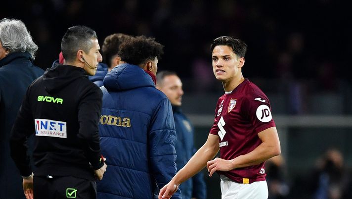 TURIN, ITALY - MARCH 02: Samuele Ricci of Torino FC looks dejected after being shown a red card by Referee Matteo Marchetti during the Serie A TIM match between Torino FC and ACF Fiorentina at Stadio Olimpico di Torino on March 02, 2024 in Turin, Italy. (Photo by Valerio Pennicino/Getty Images) Ricci pre Torino-Monza: “La pausa nazionali è insidiosa, ma siamo carichi “ - immagine 1