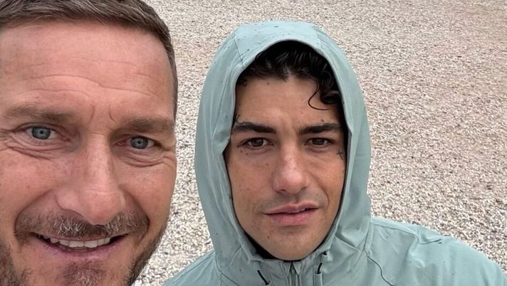 Totti e Tony Effe: sketch insieme al Circo Massimo. Spunta la frecciatina a Gualtieri - immagine 1