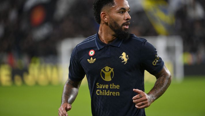 TURIN, ITALY - OCTOBER 19: Douglas Luiz of Juventus looks on during the Serie A match between Juventus and SS Lazio at Allianz Stadium on October 19, 2024 in Turin, Italy. (Photo by Stefano Guidi - Juventus FC/Juventus FC via Getty Images) Douglas Luiz, rientro shock a casa: rubati 11 orologi di valore di circa 500mila euro - immagine 1