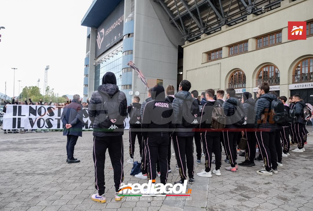 FOTO Palermo: la squadra verso Benevento. Cori e striscioni al “Barbera” (La Gallery) - immagine 8