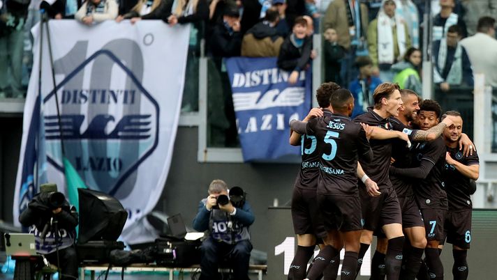 ROME, ITALY - JANUARY 04: Leonardo Spinazzola with his teammates of SSC Napoli celebrates after scoring the opening goal during the Serie A match between SS Lazio and SSC Napoli at Stadio Olimpico on January 04, 2026 in Rome, Italy. (Photo by Paolo Bruno/Getty Images) Napoli, contro la Lazio un’altra gara perfetta tra cuore e intelligenza tattica - immagine 1