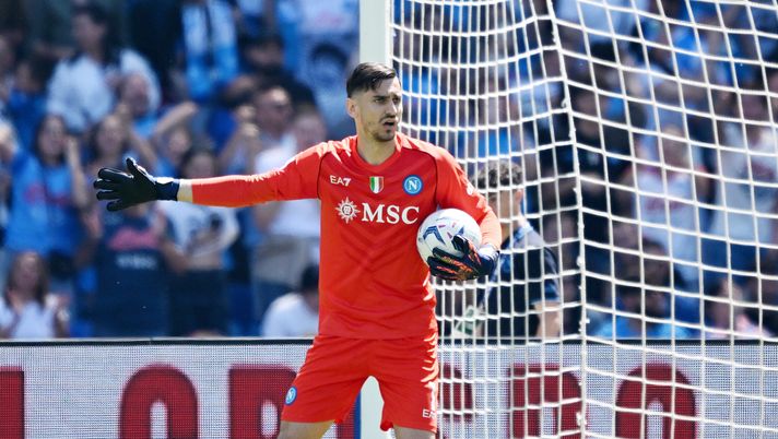 NAPLES, ITALY - APRIL 14: Alex Meret of SSC Napoli during the Serie A TIM match between SSC Napoli and Frosinone Calcio at Stadio Diego Armando Maradona on April 14, 2024 in Naples, Italy. (Photo by Francesco Pecoraro/Getty Images) (Photo by Francesco Pecoraro/Getty Images) Meret: “Disattenti sul calcio d’angolo. Abbiamo creato tanto e concretizzato poco” - immagine 1