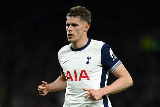 LONDRA, INGHILTERRA - MARZO 13: Micky van de Ven, difensore del Tottenham (Foto di Justin Setterfield/Getty Images) Micky van de Ven e il significato profondo dietro la maglia numero 37- immagine 2