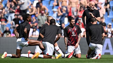 REGGIO NELL'EMILIA, ITALY - APRIL 14: Stefano Pioli, Head Coach of AC Milan, interacts with AC Milan players during the warm up prior to the Serie A TIM match between US Sassuolo and AC Milan at Mapei Stadium - Citta' del Tricolore on April 14, 2024 in Reggio nell'Emilia, Italy. (Photo by Alessandro Sabattini/Getty Images)