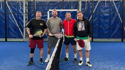 Totti e De Rossi, sfida a padel e risate con Candela: il trio giallorosso si ritrova