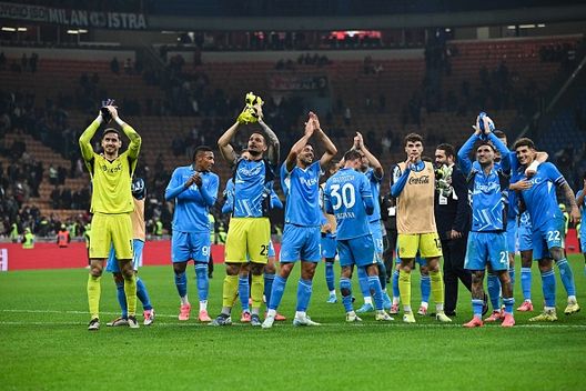 Stadio San Siro, Milano, ITALIA - 29 OTTOBRE 2024: I giocatori della SSC Napoli festeggiano dopo la partita di Serie A tra AC Milan e SSC Napoli allo Stadio San Siro il 29 ottobre 2024 a Milano, Italia. (Foto di SSC Napoli/Getty Images) Napoli-Roma, le formazioni ufficiali: out Dybala e Soulè, Conte si affida ai suoi- immagine 2