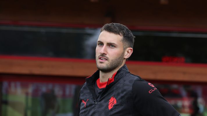 CAIRATE, ITALY - OCTOBER 21: Santiago Gimenez of AC Milan in action during AC Milan training session at Milanello on October 21, 2025 in Cairate, Italy. (Photo by Claudio Villa/AC Milan via Getty Images) Cugini su Gimenez: “Se non hai la fiducia intorno, come fai a giocare? Non si può…” - immagine 1