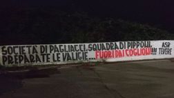Roma, striscione a Trigoria contro società e squadra: “Fuori dai co…”