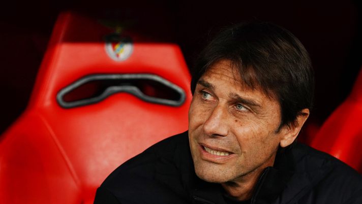 LISBON, PORTUGAL - DECEMBER 10: Antonio Conte, Head Coach of SSC Napoli, looks on from the dug out prior to the UEFA Champions League 2025/26 League Phase MD6 match between SL Benfica and SSC Napoli at on December 10, 2025 in Lisbon, Portugal. (Photo by Gualter Fatia/Getty Images) Tarallo: “Guardando in faccia la realtà il Napoli rischia di uscire dall’Europa” - immagine 1