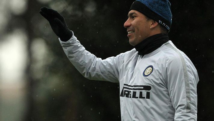 Medel: “Vivevo per ubriacarmi, poi mi fermarono i poliziotti e cambiò tutto. Piango per…”  Medel: “Vivevo per ubriacarmi, poi mi fermarono i poliziotti e cambiò tutto. Piango per…” - immagine 1