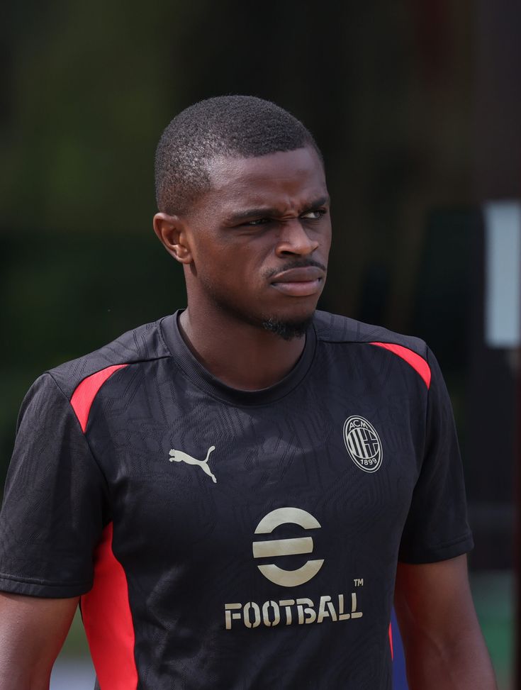 CAIRATE, ITALY - AUGUST 15: Pierre Kalulu of AC Milan looks on during a AC Milan training session at Milanello on August 15, 2024 in Cairate, Italy. (Photo by Claudio Villa/AC Milan via Getty Images) Milan, bilancio e Fair Play Finanziario, alcune spiegazioni necessarie- immagine 3