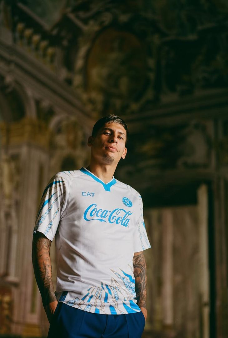 Nuova maglia per il Napoli: gli azzurri presentano il kit pre-gara LA GALLERY - immagine 7