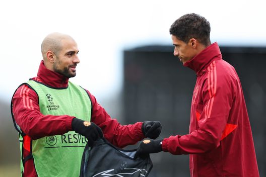 MANCHESTER, ENGLAND - DECEMBER 11: Sofyan Amrabat and Raphael Varane of Manchester United react during a training session at Carrington Training Ground on December 11, 2023 in Manchester, England. (Photo by Matt McNulty/Getty Images) Varane, esordio da incubo con il Como: è durato appena 19 minuti- immagine 2