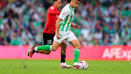 SEVILLE, SPAIN - NOVEMBER 04: Antonio Sanchez of RCD Mallorca challenges Marc Roca of Real Betis during the LaLiga EA Sports match between Real Betis and RCD Mallorca at Estadio Benito Villamarin on November 04, 2023 in Seville, Spain. (Photo by Fran Santiago/Getty Images)