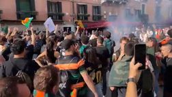 VIDEO / Venezia-Cremonese, i tifosi cantano prima del fischio d’inizio