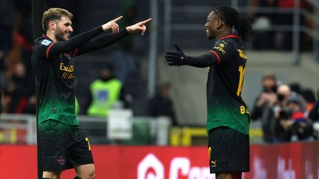 MILAN, ITALY - FEBRUARY 15: Santiago Gimenez of AC Milan celebrates with his teammate Rafael Leao after scoring his team's opening goal during the Serie A match between AC Milan and Verona at Stadio Giuseppe Meazza on February 15, 2025 in Milan, Italy. (Photo by Claudio Villa/AC Milan via Getty Images) Milan attacco