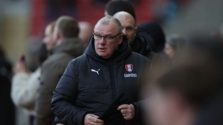 ROTHERHAM, ENGLAND - DECEMBER 14: Rotherham United manager Steve Evans looks on during the Sky Bet League One match between Rotherham United FC and Northampton Town FC at Aesseal New York Stadium on December 14, 2024 in Rotherham, England. (Photo by Pete Norton/Getty Images) Bristol Rovers, Steve Evans è il nuovo allenatore dopo l’esonero di Clarke - immagine 1