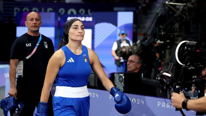 PARIS, FRANCE - AUGUST 01: Angela Carini of Team Italy makes her way to the ring prior to the Women's 66kg preliminary round match against Imane Khelif of Team Algeria on day six of the Olympic Games Paris 2024 at North Paris Arena on August 01, 2024 in Paris, France. (Photo by Richard Pelham/Getty Images) Angela Carini annuncia: “Dico ciao alla boxe. Ritiro? Non mi vergogno perché…” - immagine 1