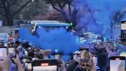 Cori e fumogeni: il pullman del Napoli arriva al Maradona! Atmosfera da brividi