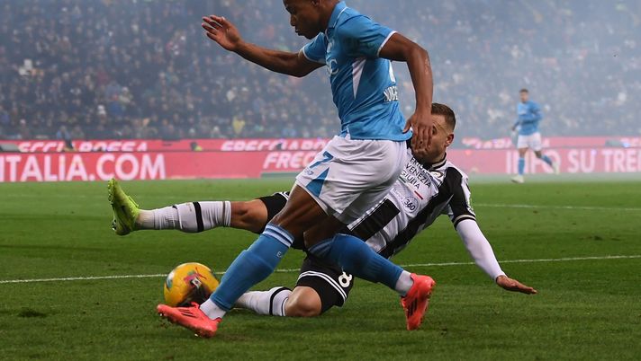 UDINE, ITALY - DECEMBER 14: David Neres of Napoli competes for the ball with Sandi Lovrić of Udinese Calcio during the Serie A match between Udinese and Napoli at Stadio Friuli on December 14, 2024 in Udine, Italy. (Photo by Alessandro Sabattini/Getty Images) De Luca: “Neres può fare benissimo il titolare. Conte? Bisogna capire una cosa” - immagine 1