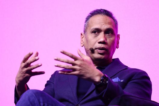 LONDRA, INGHILTERRA - 4 GIUGNO: Mirwan Suwarso parla sul palco durante la tavola rotonda 'The Beautiful Game In Beautiful Locations' il terzo giorno di SXSW London 2025 presso la Truman Brewery il 4 giugno 2025 a Londra, Inghilterra. (Foto di Jack Taylor/Getty Images per SXSW London) Il sorprendente piano del Como: “Curva gratis entro tre anni grazie a sponsor e aziende”- immagine 2