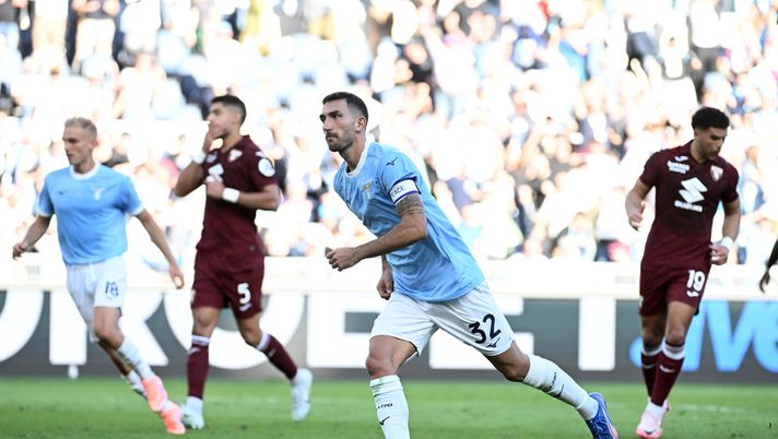 ROME, ITALY - OCTOBER 04: Danilo Cataldi of SS Lazio celebrates third goal a penalty during the Serie A match between SS Lazio and Torino FC at Stadio Olimpico on October 04, 2025 in Rome, Italy. (Photo by Marco Rosi - SS Lazio/Getty Images) L’intoccabile di Sarri: Cataldi alla Lazio è un insostituibile - immagine 1