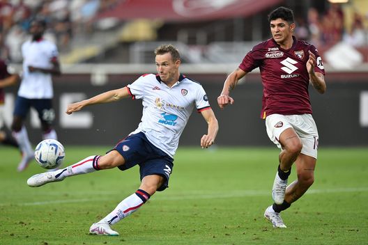 TURIN, ITALY - AUGUST 21: Jakub Jankto of Cagliari Calcio in action against Raoul Bellanova of Torino FC during the Serie A TIM match between Torino FC and Cagliari Calcio at Stadio Olimpico di Torino on August 21, 2023 in Turin, Italy. (Photo by Valerio Pennicino/Getty Images) Jakub Jankto