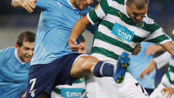 ROME, ITALY - DECEMBER 14: Giuseppe Sculli (L) of SS Lazio competes for the ball with Valeri Bojinov of Sporting Clube de Portugal during the UEFA Europa League group D match between S.S. Lazio and Sporting Clube de Portugal on December 14, 2011 in Rome, Italy. (Photo by Paolo Bruno/Getty Images) Sporting Lisbona, Bojinov ritorna sul suo periodo all’Alaverde: “Un onore giocare qui” - immagine 1
