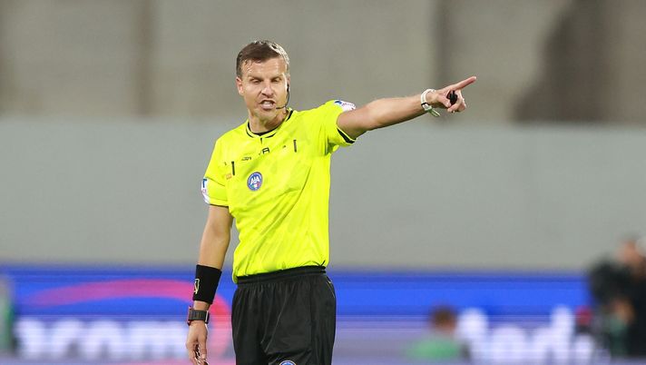 FLORENCE, ITALY - OCTOBER 26: Federioco La Penna referee reacts during the Serie A match between ACF Fiorentina and Bologna FC 1909 at Artemio Franchi on October 26, 2025 in Florence, Italy. (Photo by Gabriele Maltinti/Getty Images) Bologna è furibonda: “Derubati. Pagate le polemiche post Milan-Fiorentina” - immagine 1