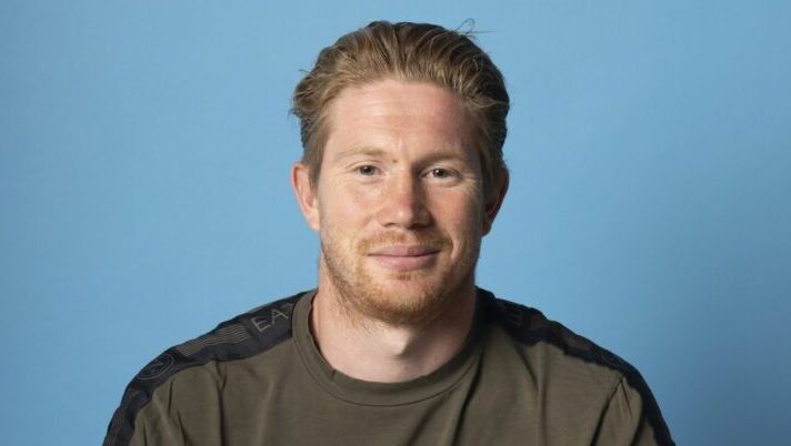 NAPLES, ITALY - JUNE 12: Kevin De Bruyne poses after officially signing with the Italian club SSC Napoli on June 12, 2025 in Rome, Italy. The Belgian midfielder joins Napoli following a successful spell at Manchester City. (Photo by SSC NAPOLI/SSC NAPOLI via Getty Images) UFFICIALE – De Bruyne al Napoli! Ecco come gestirlo al fantacalcio: tra calci piazzati, infortuni e ruolo- immagine 1