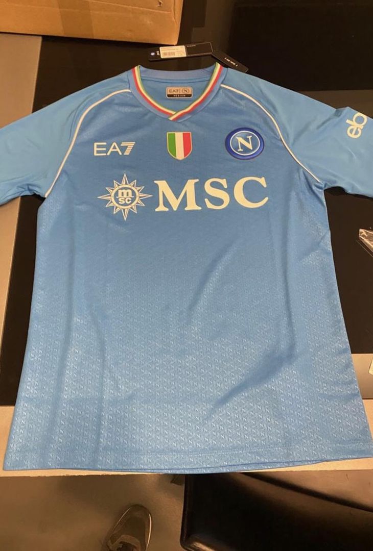 Su Twitter sono circolate in anteprima le foto delle nuove maglie del Napoli in tre versioni diverse: quella casalinga, quella da trasferta e la terza maglia. Lo scudetto è posizionato al centro, MSC (in bianco) è il nuovo main sponsor, sulla maglia compare Ebay che sostituisce Amazon. Il colletto è a 'V' e i tre colori sono azzurro, bianco e grigio per la terza.