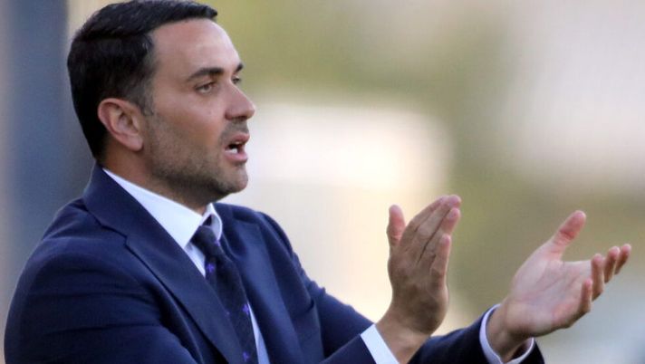 CAGLIARI, ITALY - APRIL 23: the coach of Fiorentina Raffaele Palladino reacts during the Serie A match between Cagliari and Fiorentina at Sardegna Arena on April 23, 2025 in Cagliari, Italy. (Photo by Enrico Locci/Getty Images) Palladino